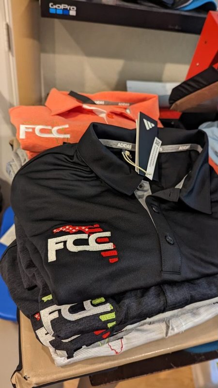 Bordado de logotipo FCC en camisas tipo polo