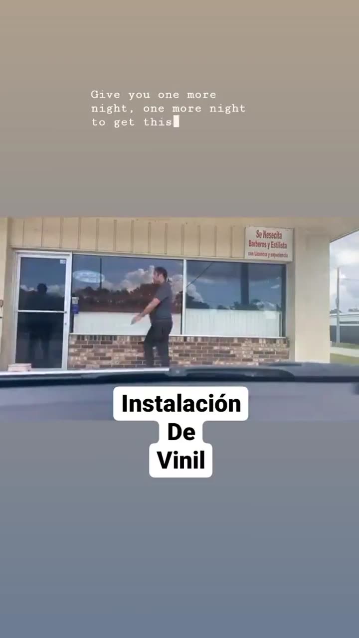 Instalación de vinil en ventanales de un local comercial