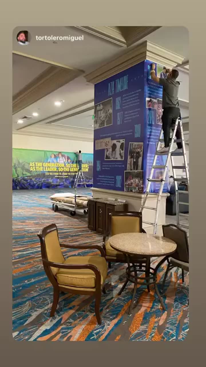 Instalación de publicidad de gran formato en el lobby de un hotel