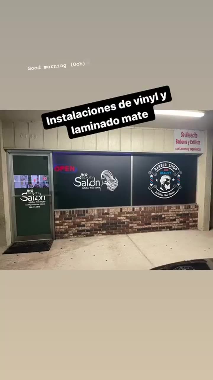 Instalación de vinil con laminado mate en pared de local comercial